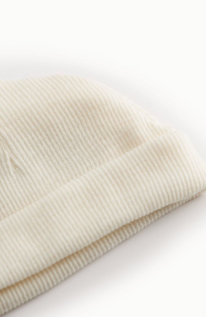 Aiko mössa i merinoull - Natural - detalj 2