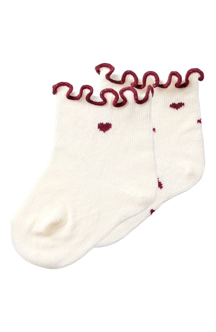 Rosita babystrumpor 2-pack från Lil' Atelier i Turtledove Hearts, offwhite med vinröd volangkant och hjärtan