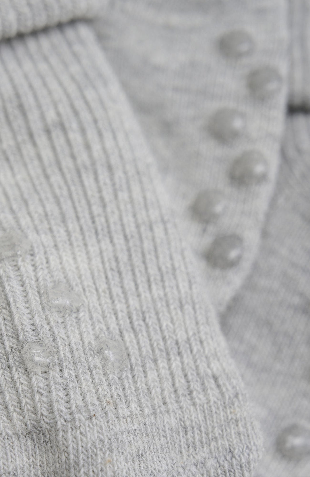 Minymo babysockor ljusgrå – närbild på halkfria prickar