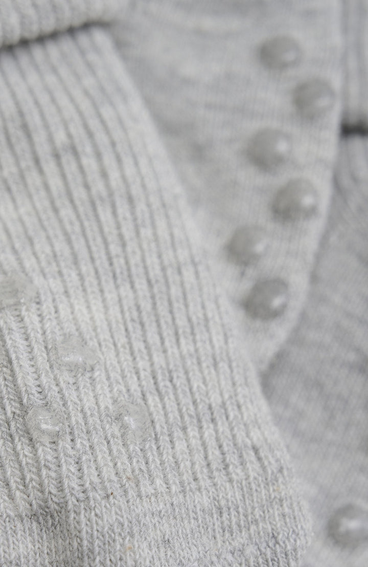 Minymo babysockor ljusgrå – närbild på halkfria prickar