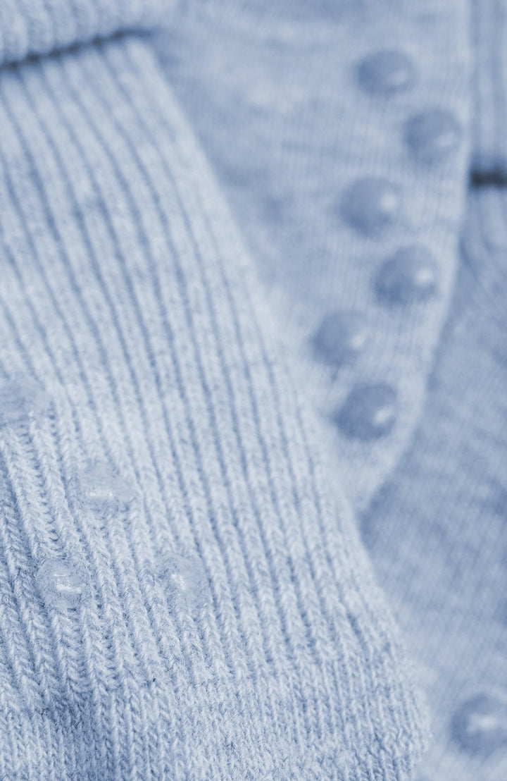 Minymo babysockor blå – närbild på halkfria prickar