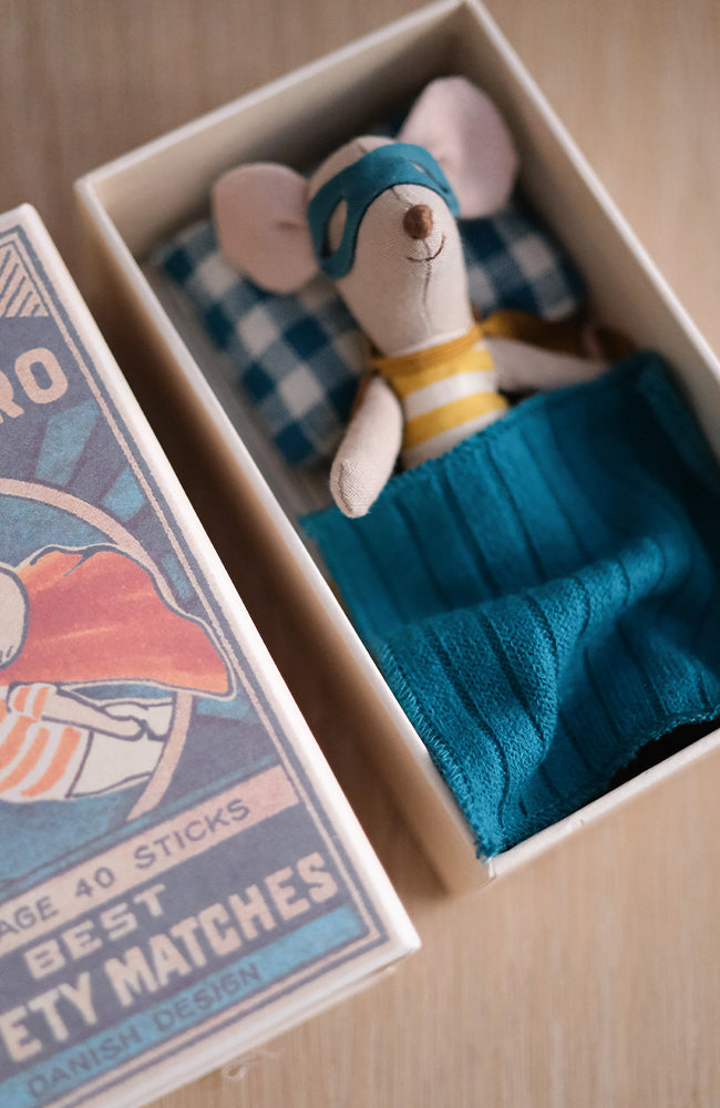 Super Hero Mouse - Little brother in matchbox Maileg Mjukdjur