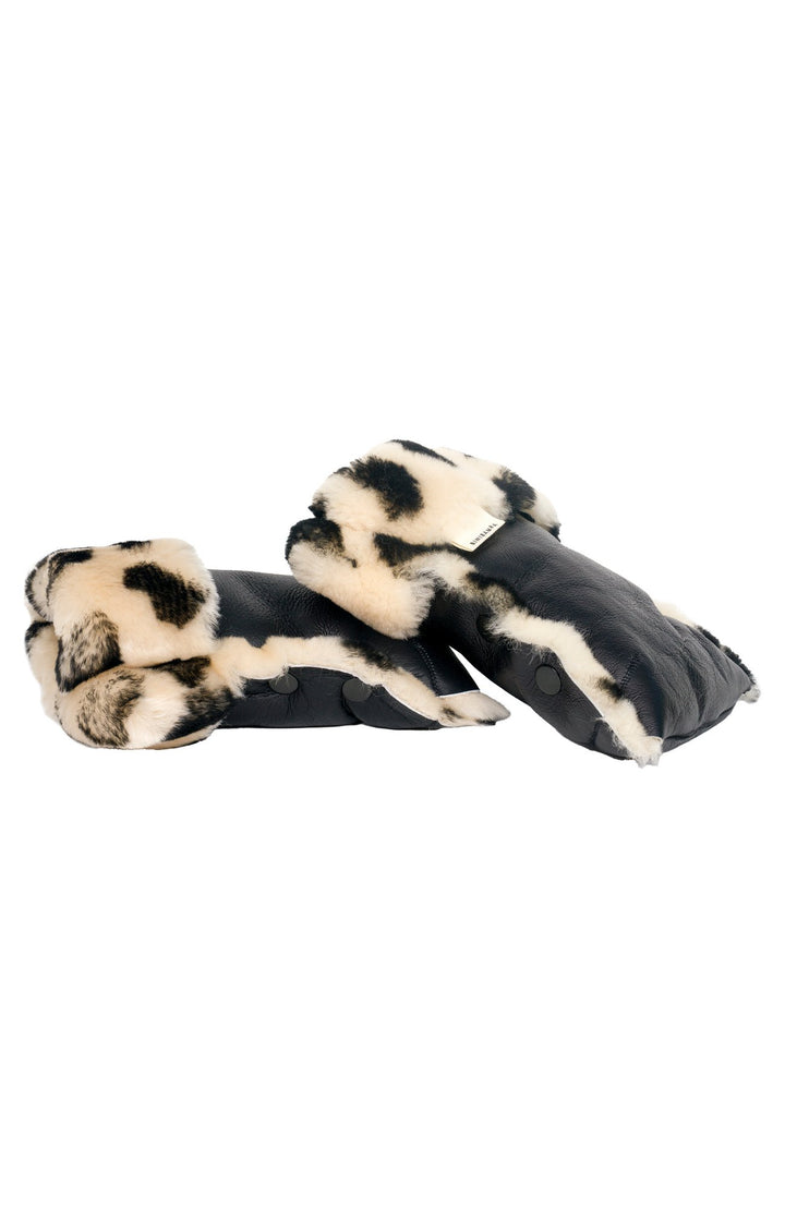 Buggy Mittens i Leopard sedda från sidan