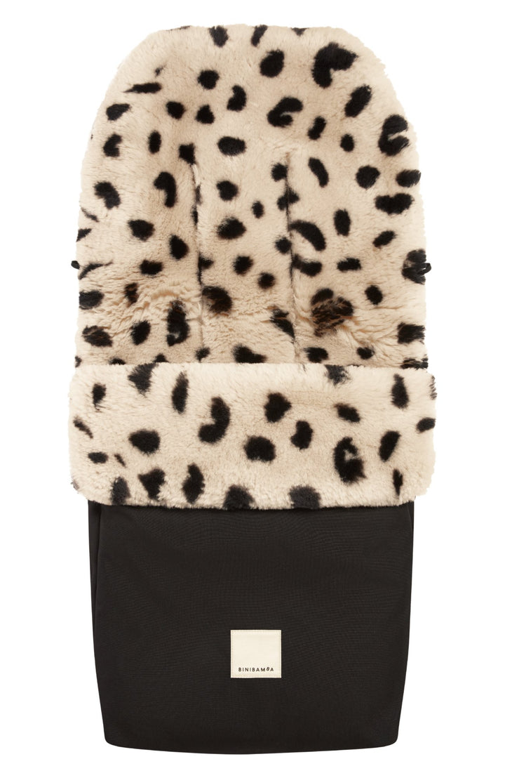 Puffmuff-åkpåse i Leopard från Binibamba – svart nederdel med leopardmönstrat fårskinnsfoder