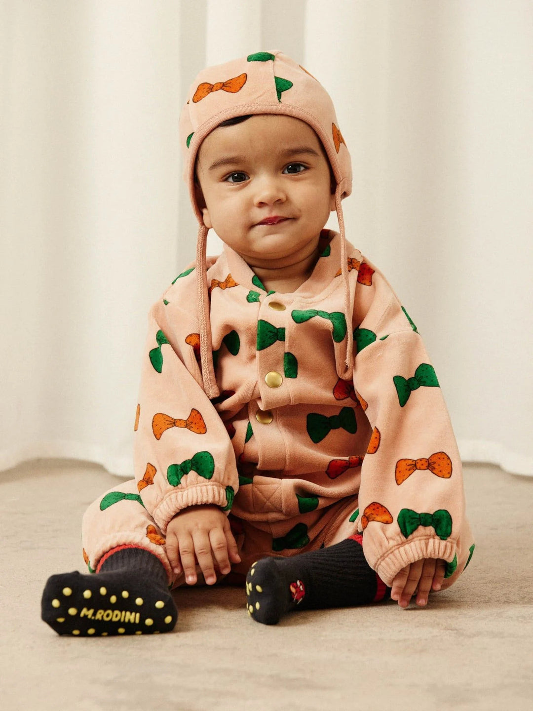 Bows Velour Onesie och hjälmmössa i rosa från Mini Rodini