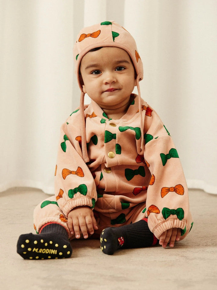 Bows Velour Onesie och hjälmmössa i rosa från Mini Rodini