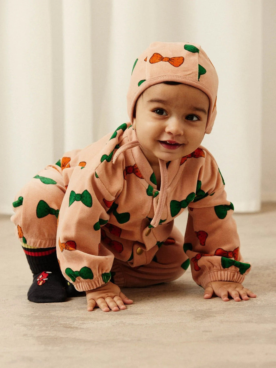 Bows Velour Onesie och hjälmmössa i rosa från Mini Rodini