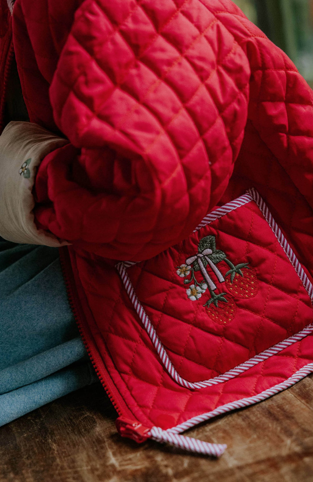 Kota Reversible Strawberry Jacket - Sandshell AOP - detalj 3