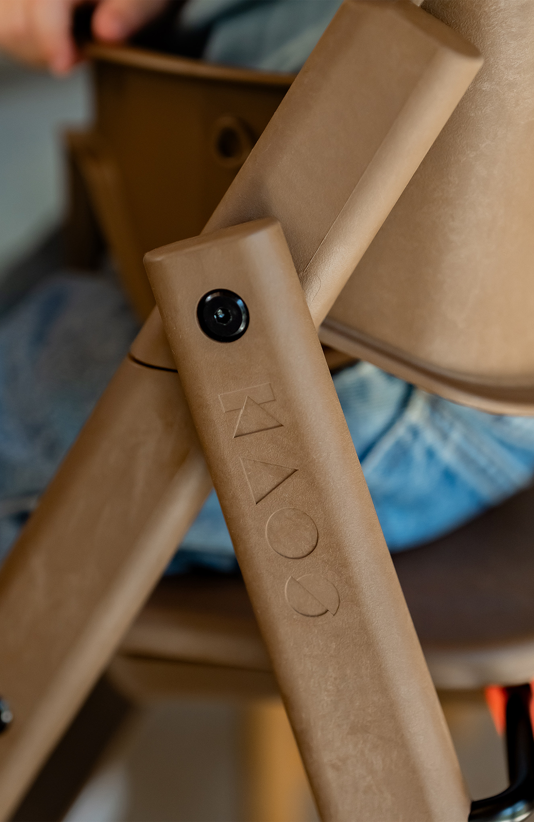 KAOS KLAPP Matstol i återvunnen plast - Mocca Brown