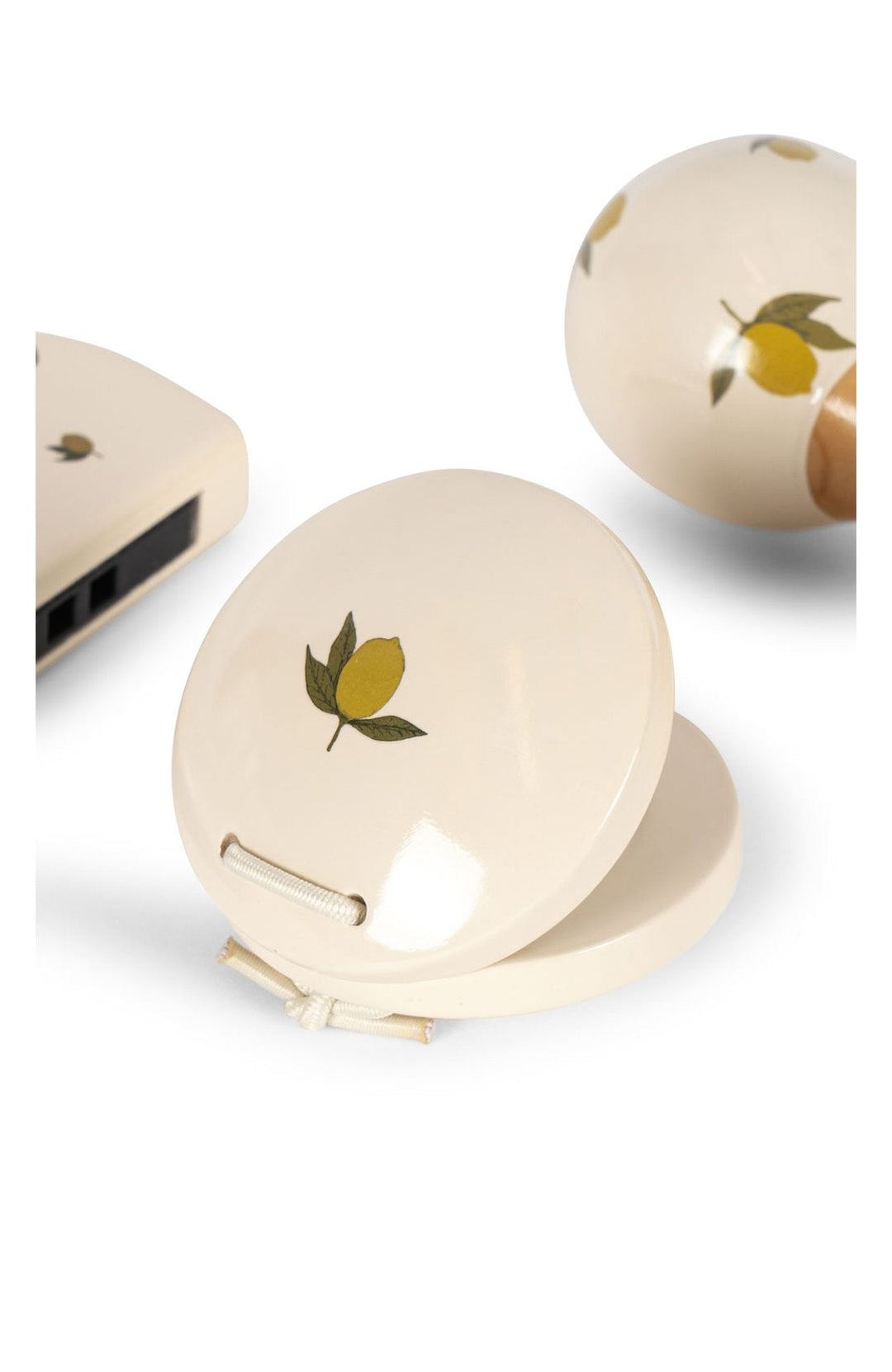 Närbild på kastanjetten med citronmotiv i Music Set Petit