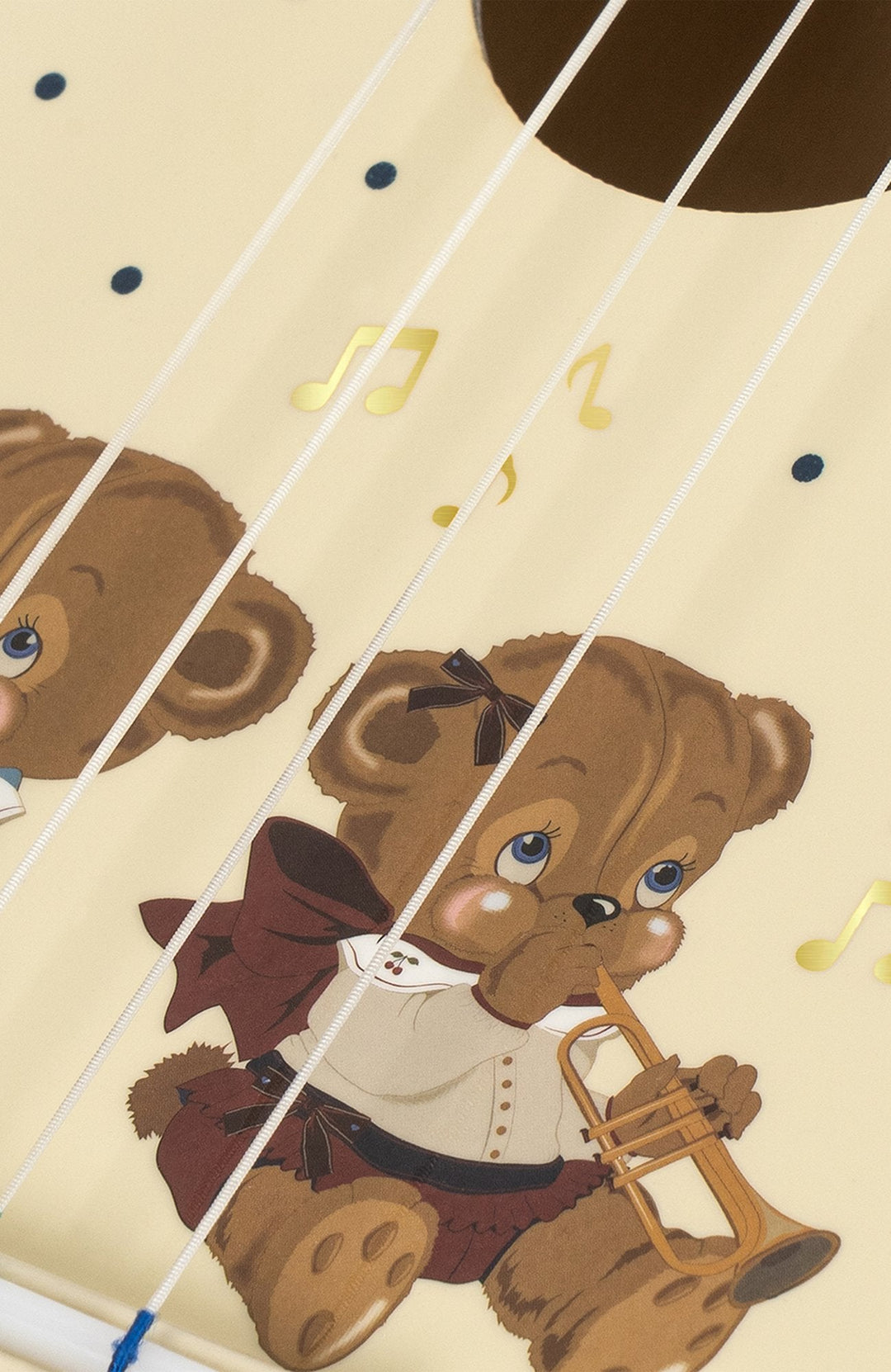 Närbild på nallemotivet med trumpet på ukulelen Teddy Bear