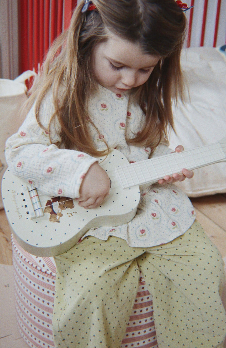 Barn som spelar på ukulelen Teddy Bear från Konges Slöjd