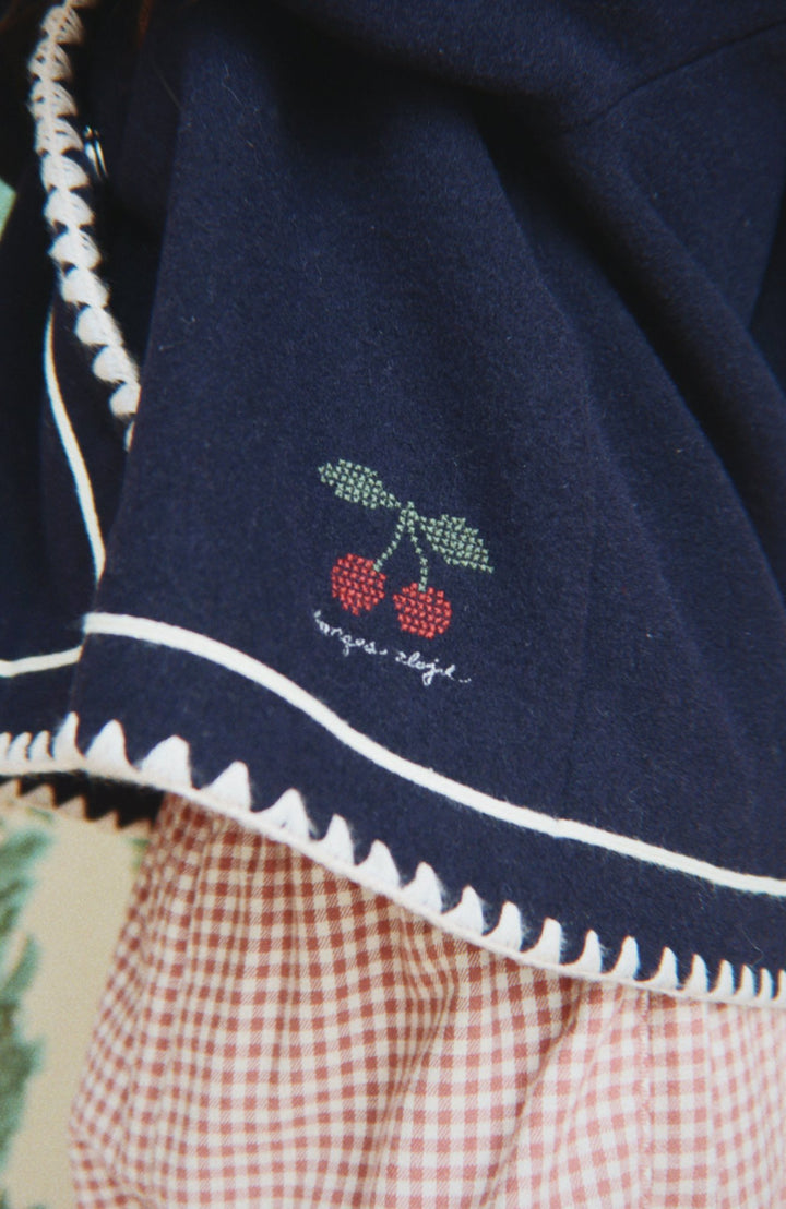 Rutiga Foret Slit Pants under mörkblå cardigan med körsbär