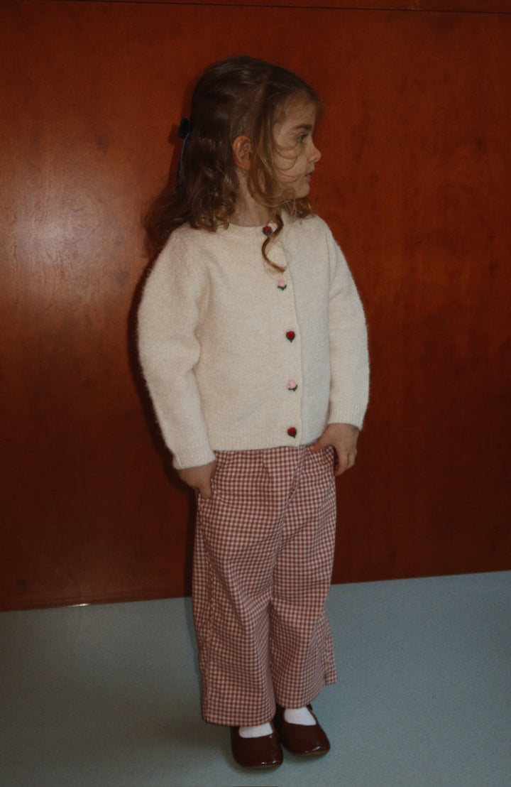 Barn i Foret Slit Pants och stickad cardigan, sidovy