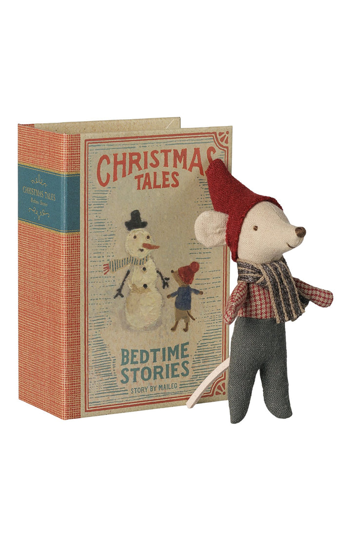 Julmus från Maileg i röd tomteluva och randig halsduk bredvid boken Christmas Tales