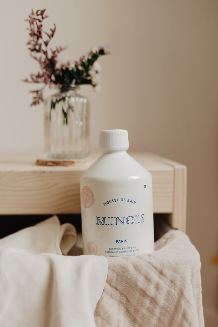 Bubble Bath från Minois Paris på en hylla i badrummet