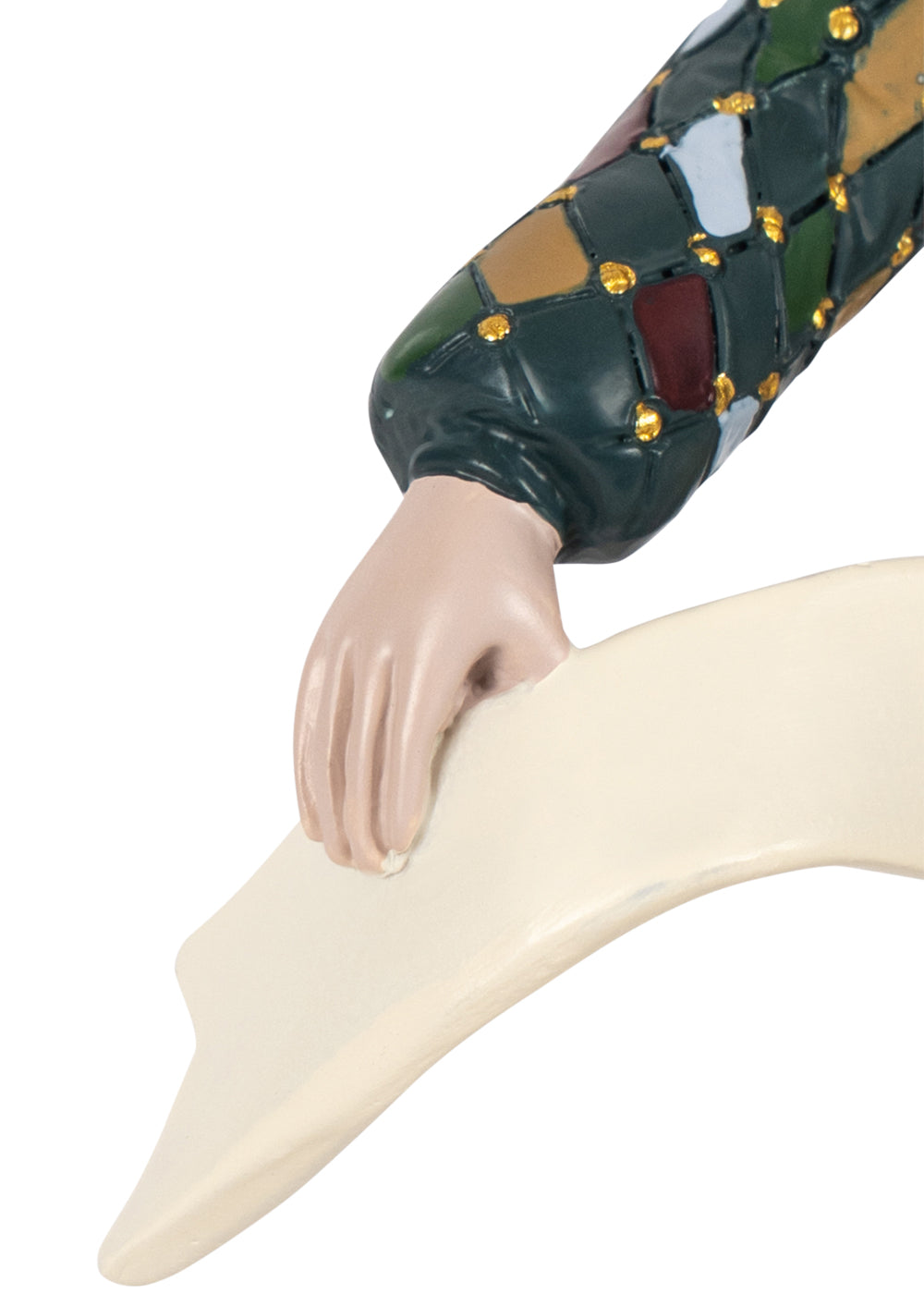 Närbild på handen som håller bandet på Harlekin-pyntet