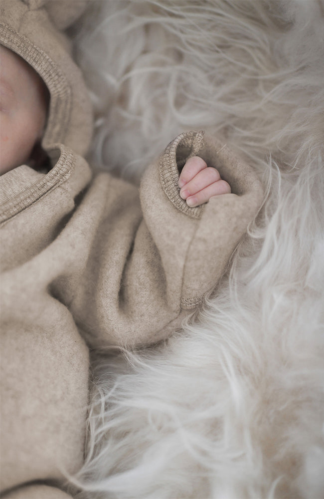 Allie Babysuit w/ears Soft Wool - Camel HUTTEliHUT ytterkläder