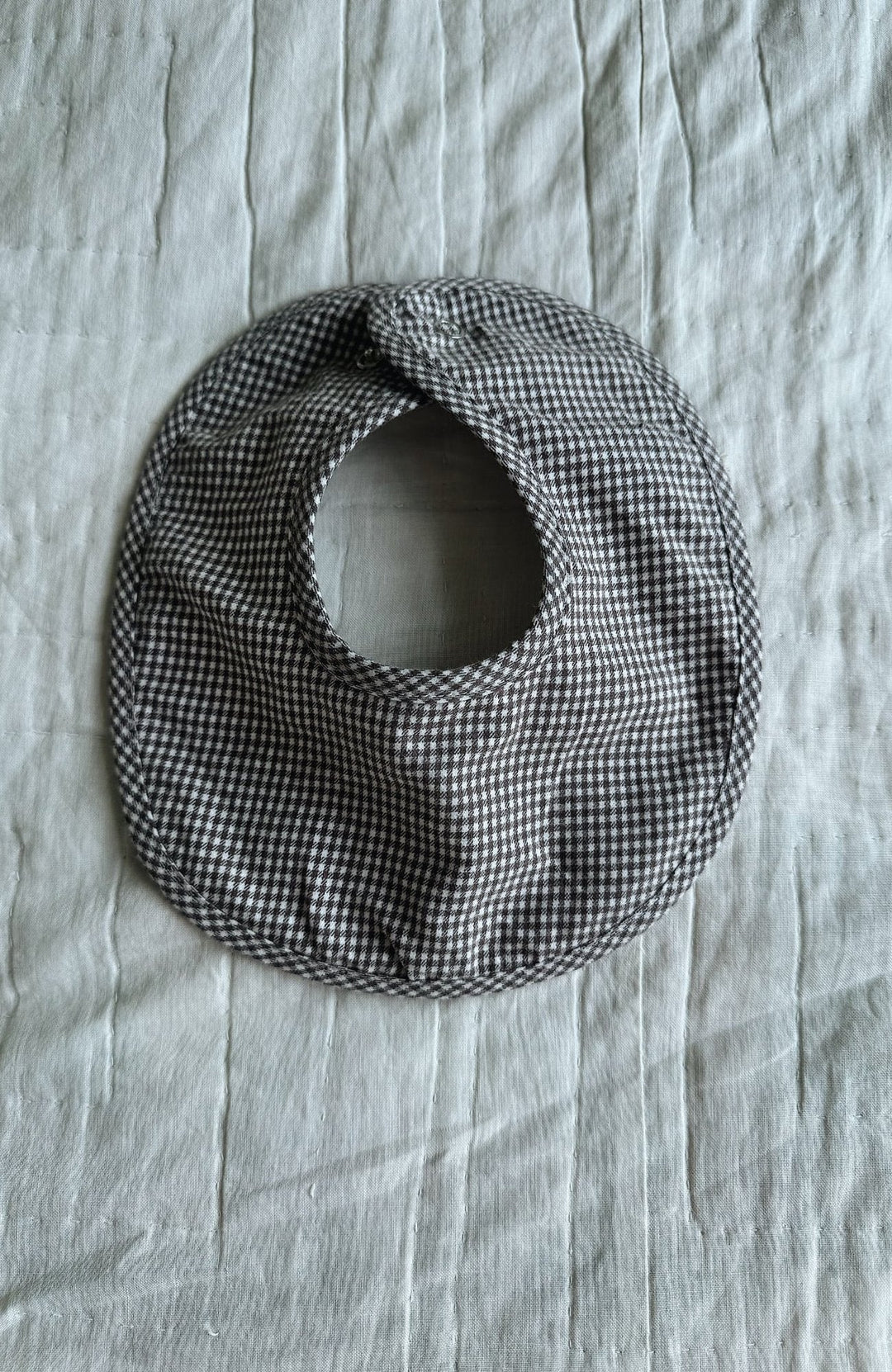 Classic Bib i Tiny Check Brown från Lalaby – smårutig brun haklapp med tryckknapp i nacken