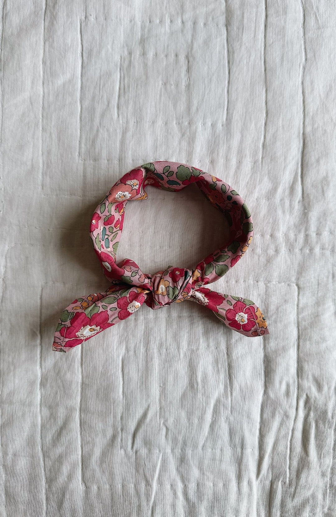Eddie Scarf i Berry Betsy från Lalaby – bandana i blommigt Liberty-tyg knuten i en knut