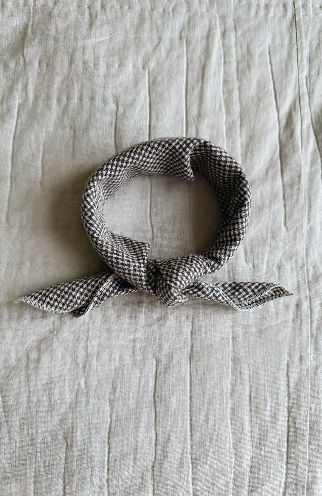 Eddie Scarf i Tiny Check Brown från Lalaby – smårutig brun bandana knuten i en knut