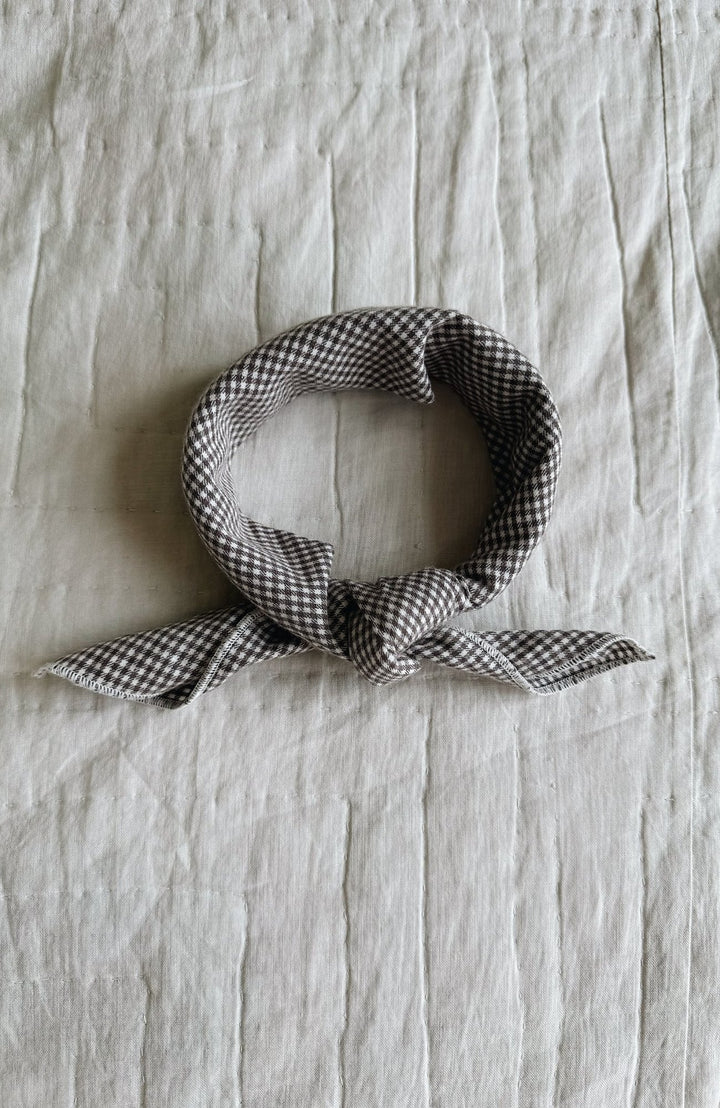 Eddie Scarf i Tiny Check Brown från Lalaby – smårutig brun bandana knuten i en knut