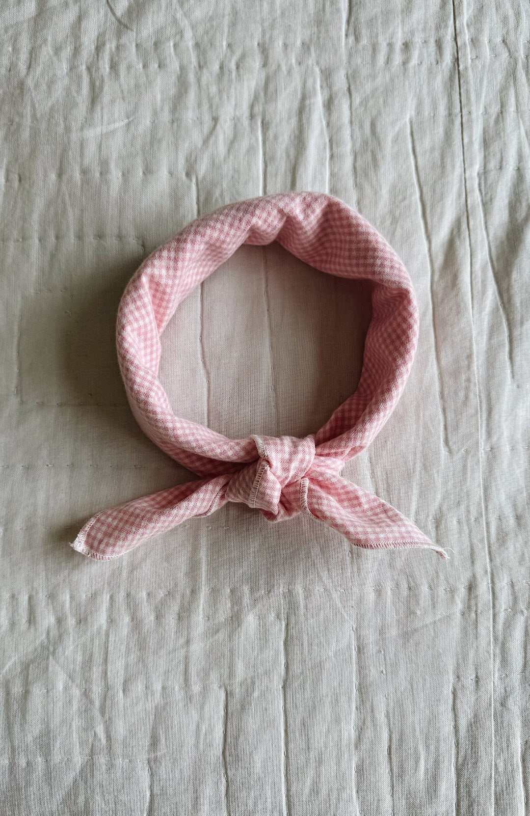 Eddie Scarf i Tiny Check Pink från Lalaby – rosarutig bandana knuten i en knut